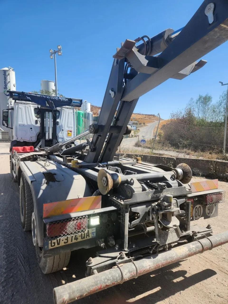 Détail du bras Ampliroll et de ses vérins hydrauliques