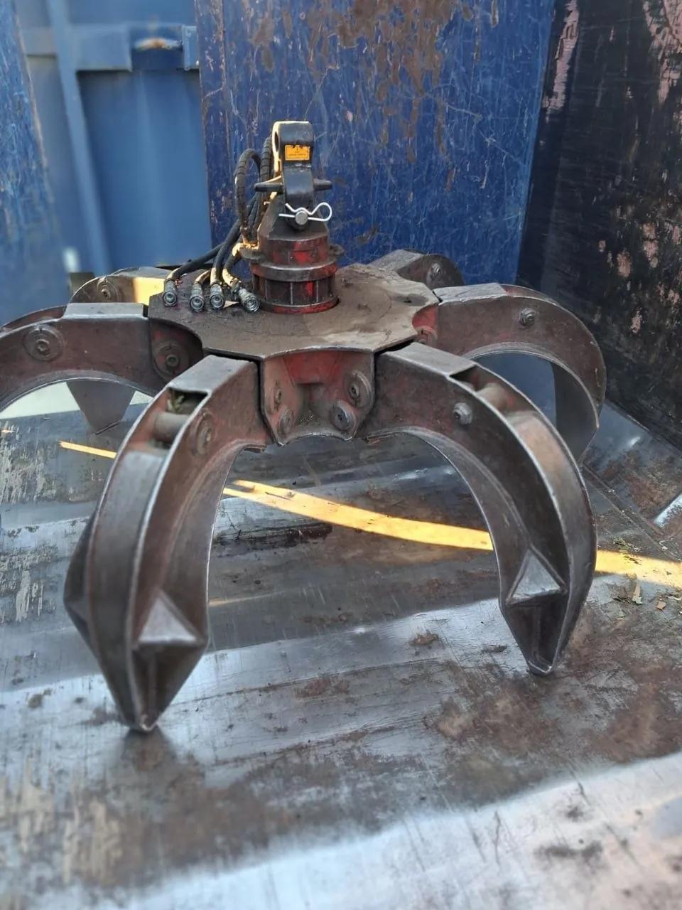 Grappin hydraulique de camion-grue T-K TRANSPORTS, posé sur un conteneur