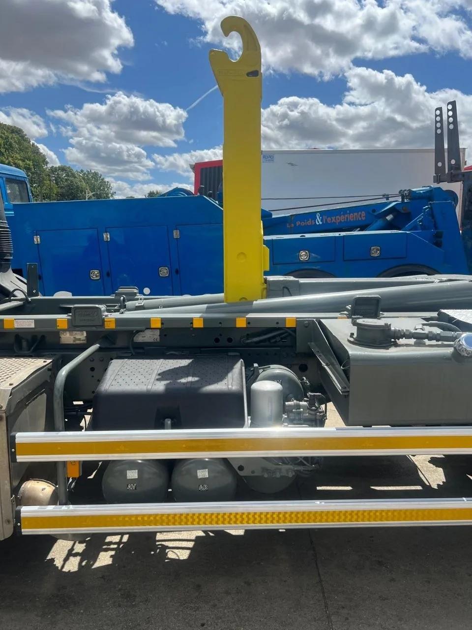 Bras hydraulique Ampliroll en position haute