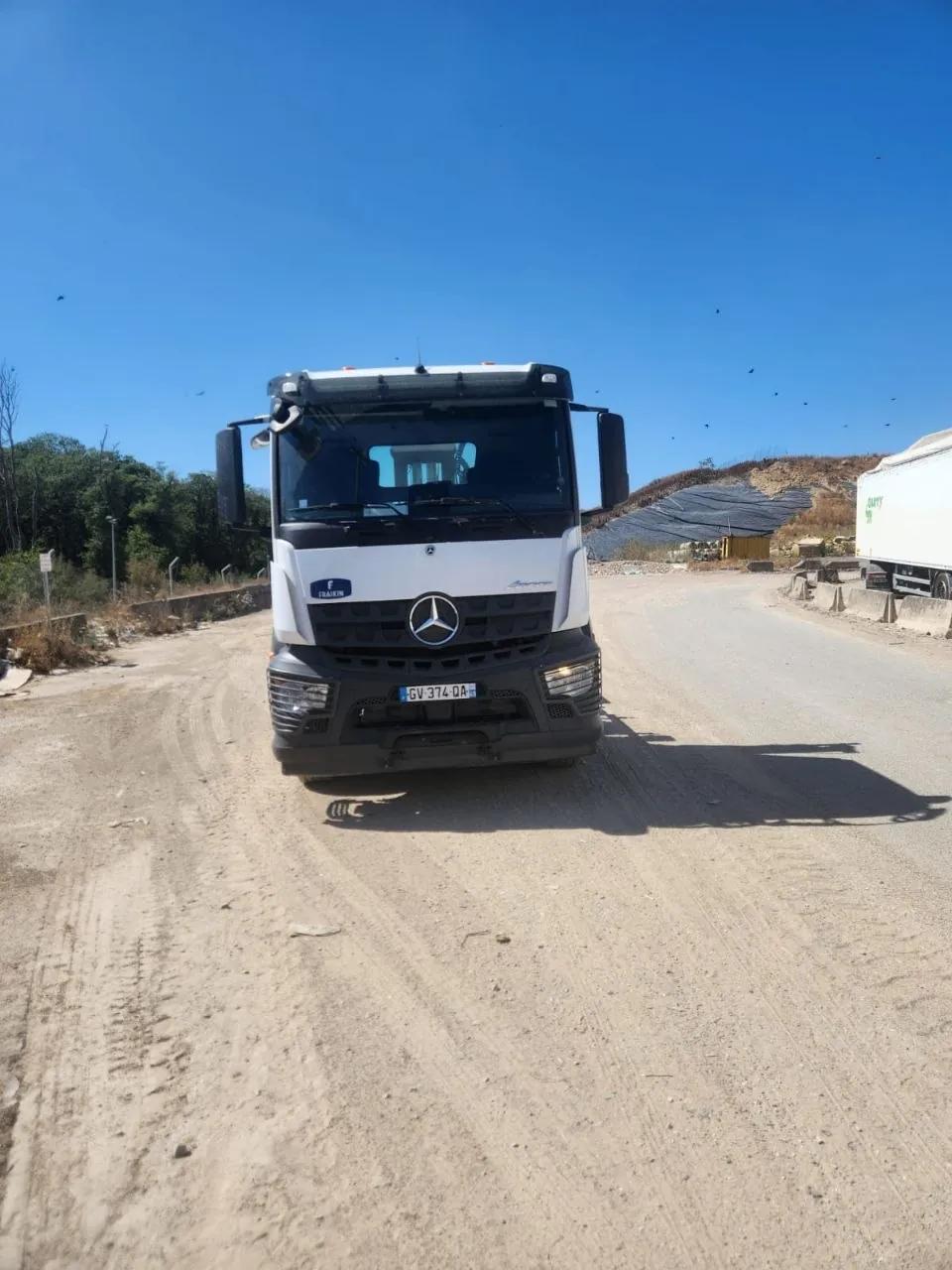 Camion T-K TRANSPORTS en intervention sur un chemin non revêtu