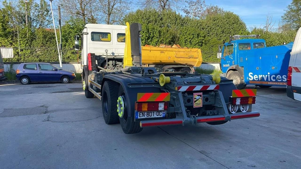 Camion Ampliroll T-K TRANSPORTS de profil